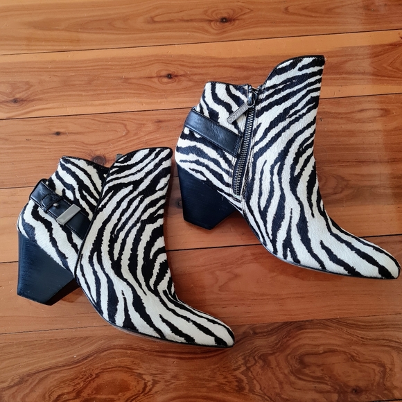 Women's size 38 =7AU 'MIMCO' Gorgeous black and white leather ankle boots AS NEW - Picture 2 of 8
